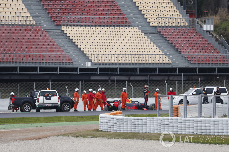 Max Verstappen, Red Bull Racing RB14, stops in the gravel