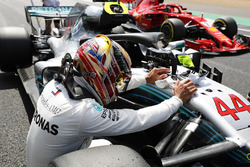 Lewis Hamilton, Mercedes AMG F1 W09, celebra su pole position