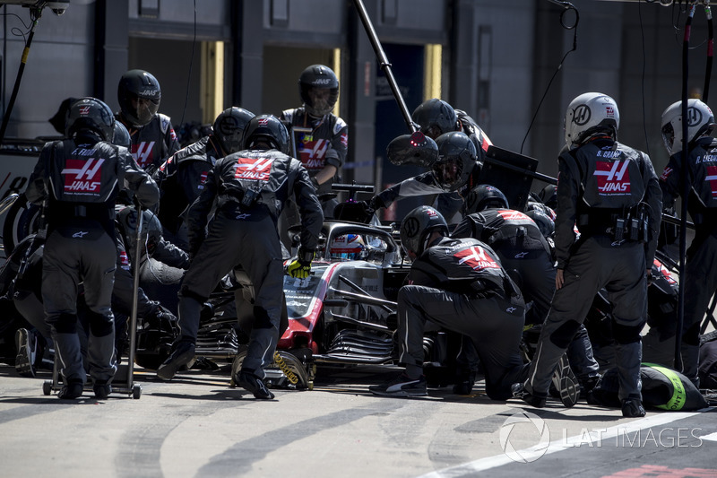 Romain Grosjean, Haas F1 Team VF-18, para en boxes