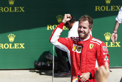 Il vincitore della gara Sebastian Vettel, Ferrari, festeggia nel parco chiuso