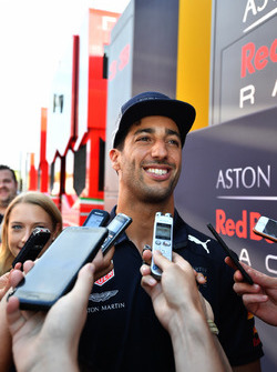 Daniel Ricciardo, Red Bull Racing, parla con i media