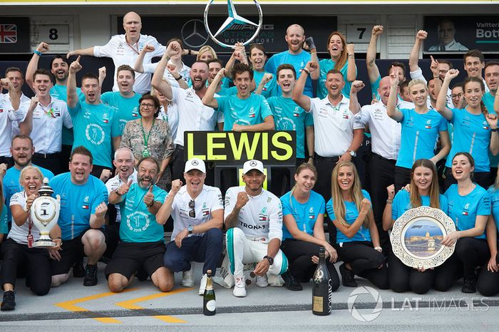 Valtteri Bottas, Mercedes AMG F1, el ganador Lewis Hamilton, Mercedes AMG F1, y el equipo Mercedes