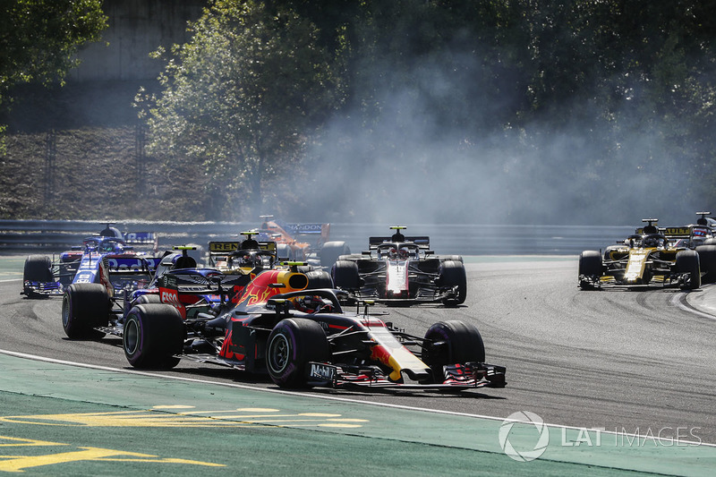 Max Verstappen, Red Bull Racing RB14, devant Pierre Gasly, Toro Rosso STR13, Carlos Sainz Jr., Renault Sport F1 Team R.S. 18, Kevin Magnussen, Haas F1 Team VF-18, Brendon Hartley, Toro Rosso STR13, Nico Hulkenberg, Renault Sport F1 Team R.S. 18, et les autres au départ