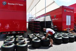 Sauber mechanic and Pirelli tyres