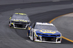 Chase Elliott, Hendrick Motorsports, Chevrolet Camaro NAPA Auto Parts e Jimmie Johnson, Hendrick Motorsports, Chevrolet Camaro Lowe's for Pros
