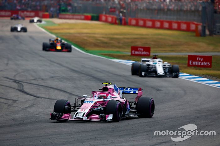 Esteban Ocon, Force India VJM11, delante de Marcus Ericsson, Sauber C37, y Daniel Ricciardo, Red Bull Racing RB14