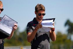 Romain Grosjean, Haas F1 Team, camina por el circuito