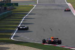 Sebastian Vettel, Ferrari SF71H, Valtteri Bottas, Mercedes AMG F1 W09, y Max Verstappen, Red Bull Racing RB14 Tag Heuer