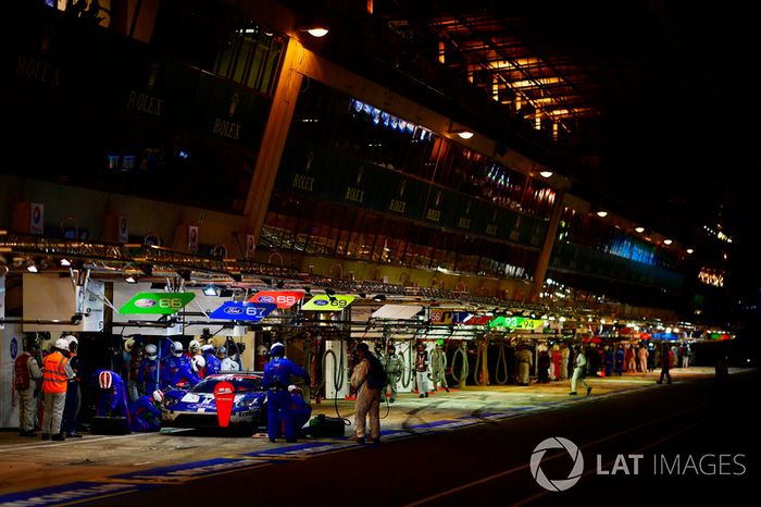 #68 Ford Chip Ganassi Racing Ford GT: Joey Hand, Dirk Müller, Sébastien Bourdais, pit stop