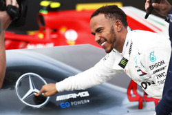 Temporada 2018 F1-french-gp-2018-lewis-hamilton-mercedes-amg-f1-w09-celebrates-with-his-car-after-winning