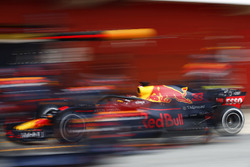 Max Verstappen, Red Bull Racing RB14, pit stop
