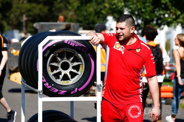Ingeniero de Ferrari con los neumáticos Pirelli Hypersoft en el paddock