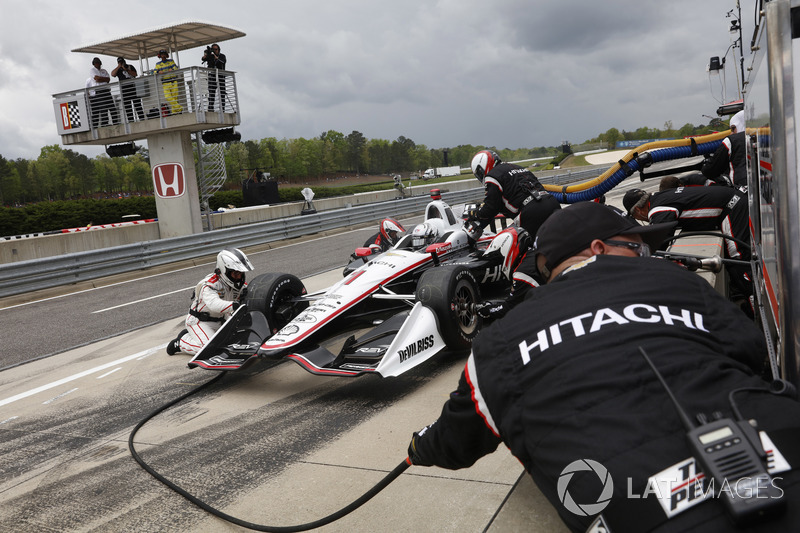 Josef Newgarden, Team Penske Chevrolet, au stand