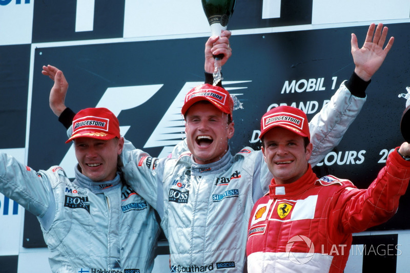 Podium: tweede Mika Hakkinen, McLaren, winnaar David Coulthard, McLaren, derde Rubens Barrichello, Ferrari