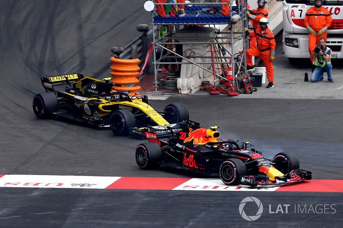 Max Verstappen, Red Bull Racing RB14 y Carlos Sainz Jr., Renault Sport F1 Team R.S. 18 batalla