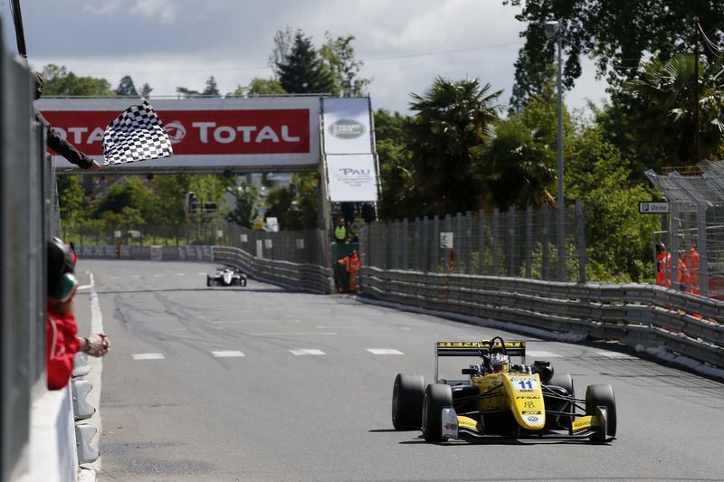 Sacha Fenestraz, Carlin Dallara F317 - Volkswagen sous le drapeau à damier