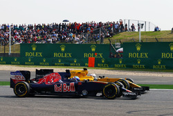 Макс Ферстаппен, Scuderia Toro Rosso STR11 и Кевин Магнуссен, Renault Sport F1 Team RS16 - борьба за позицию
