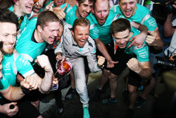 Победитель гонки - Нико Росберг, Mercedes AMG F1 празднует с командой