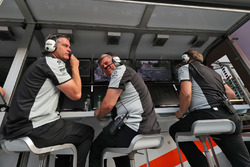 (L naar R): Andy Stevenson, Sahara Force India F1 Teammanager, en Otmar Szafnauer, Sahara Force Indi