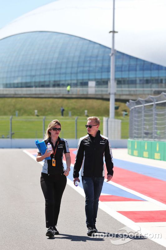 Nikita Mazepin, Sahara Force India F1 Team piloto de desarrollo anda el circuito con Bernadette Coll