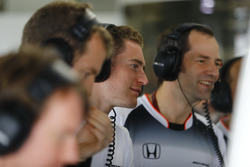 Stoffel Vandoorne piloto de prueba y de reserva, McLaren, rie con Ciaron Pilbeam, ingeniero jefe de