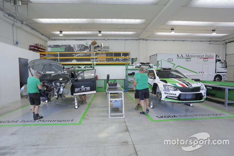 Meccanici Skoda a lavoro sulla Fabia R5