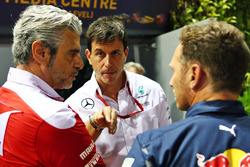 (Зліва направо): Мауріціо Arrivabene, керівник команди Ferrari та Тото Вольфф, акціонер і виконавчи