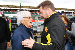 Bernie Ecclestone, con Paul Hembery, Pirelli Motorsport Director de la parrilla