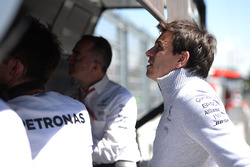 Toto Wolff, Mercedes AMG F1 accionista y Director Ejecutivo en el pórtico del pit