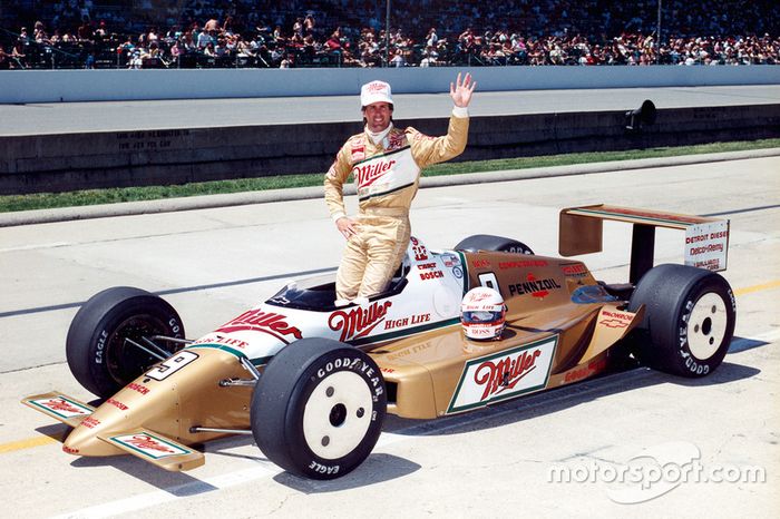 A Miller esteve associada com a equipe Penske por mais de 25 anos, sobretudo na NASCAR, mas a combinação branco/dourado marcou a Indy, aqui no carro de Danny Sullivan.
