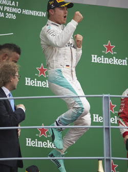 Ganador de la carrera Nico Rosberg, Mercedes AMG F1 que se celebra en el podio