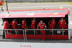 Maurizio Arrivabene, Ferrari Team Principal en el gantry