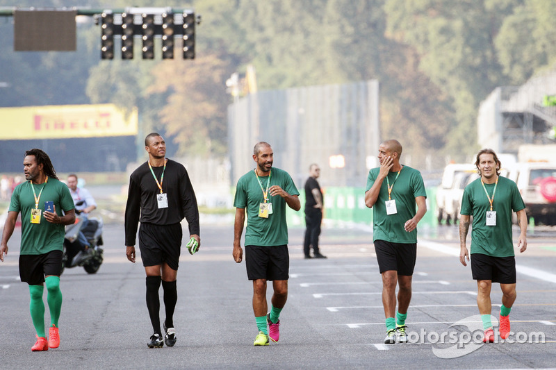 Partido de futbol a beneficio con pilotos de F1