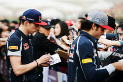 Макс Ферстаппен, Scuderia Toro Rosso и Карлос Сайнс мл., Scuderia Toro Rosso раздают автографы фанатам