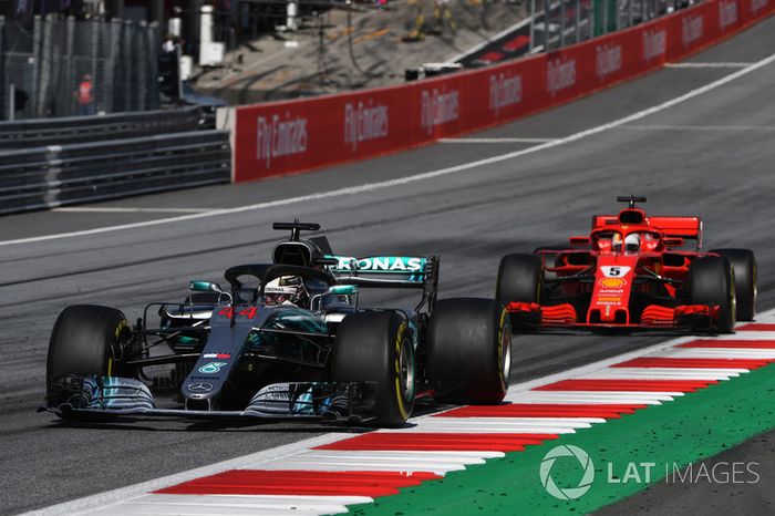Lewis Hamilton, Mercedes-AMG F1 W09 por delante de Sebastian Vettel, Ferrari SF71H