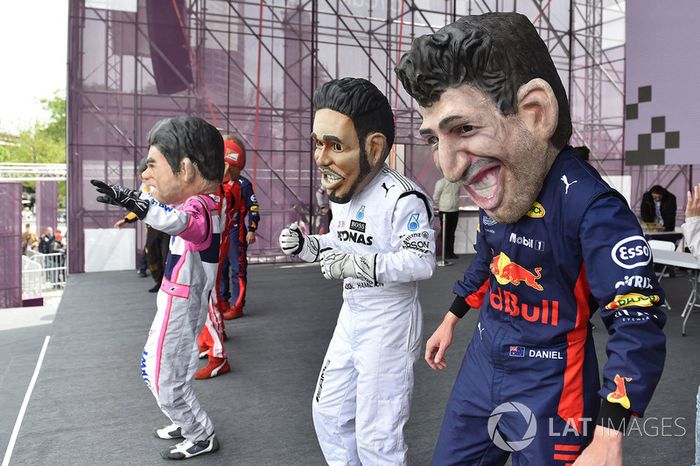 Guiñoles de Daniel Ricciardo, Red Bull Racing, Lewis Hamilton, Mercedes-AMG F1