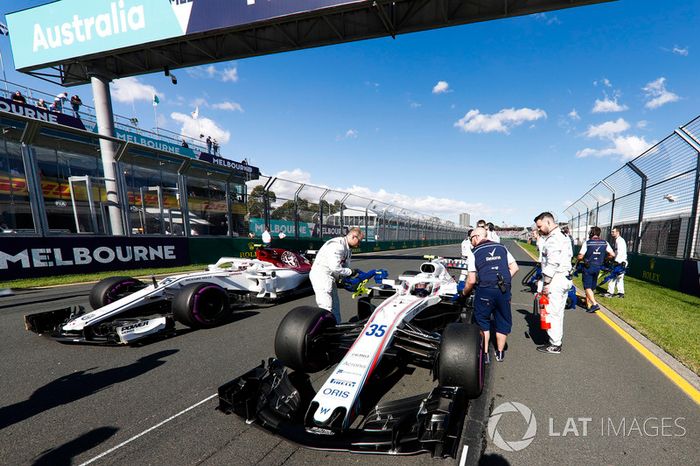 Los ingenieros de Williams preparan el auto de Sergey Sirotkin, Williams FW41 Mercedes, en la parrilla cuando Charles Leclerc, Sauber C37 Ferrari, toma su posición