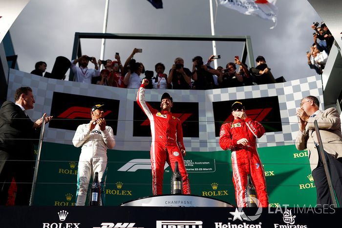 Lewis Hamilton, Mercedes-AMG F1, Sebastian Vettel, Ferrari y Kimi Raikkonen, Ferrari en el podio