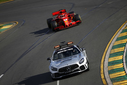 La voiture de sécurité devant Sebastian Vettel, Ferrari SF71H