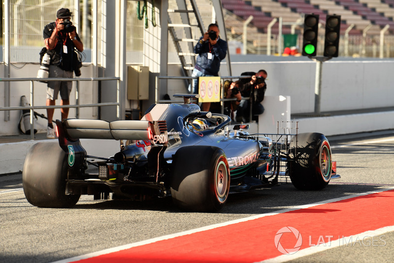 Lewis Hamilton, Mercedes-AMG F1 W09 dengan lampu sayap belakang
