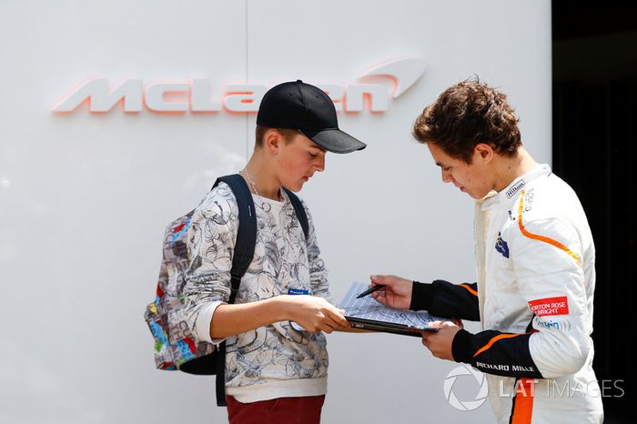 Lando Norris, McLaren, firma un autógrafo para un fan