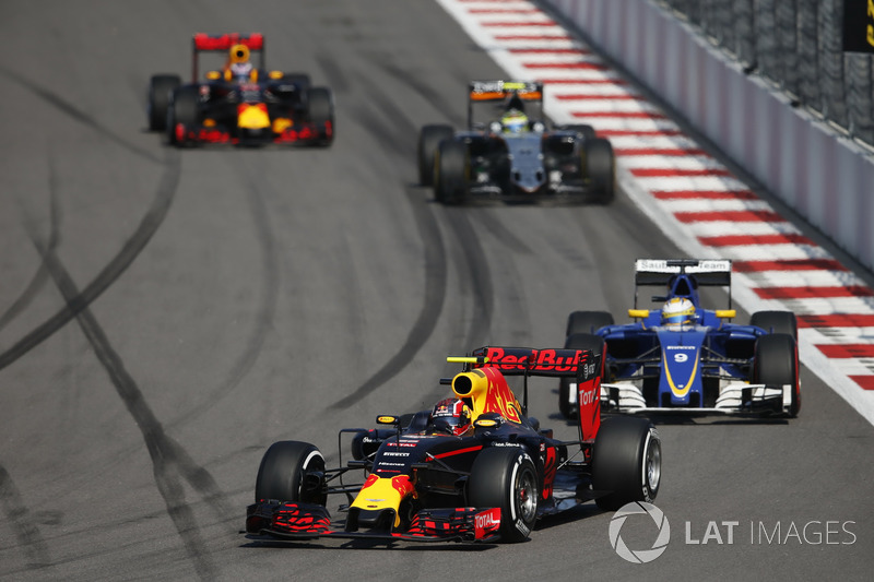 Daniil Kvyat, Red Bull Racing RB12, Marcus Ericsson, Sauber C35, Sergio Perez, Force India VJM09