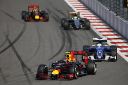 Daniil Kvyat, Red Bull Racing RB12, Marcus Ericsson, Sauber C35, Sergio Perez, Force India VJM09