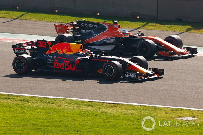 Max Verstappen, Red Bull Racing RB13 y Fernando Alonso, McLaren MCL32, en FP3