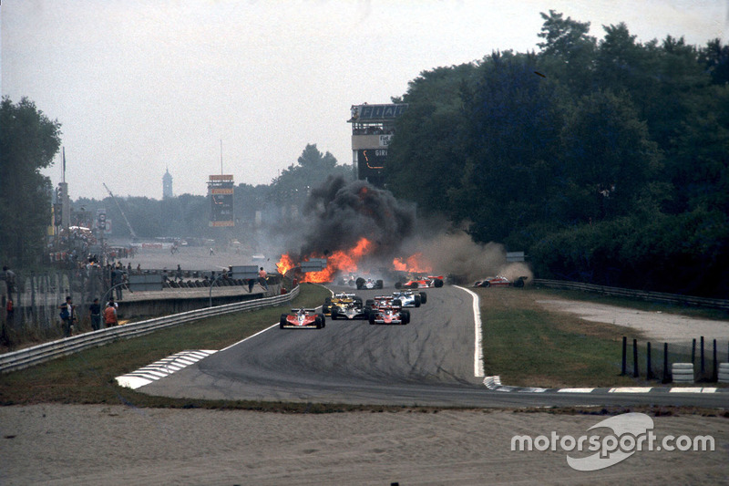 Salida del GP de Italia 1978 y acidente de  Ronnie Peterson