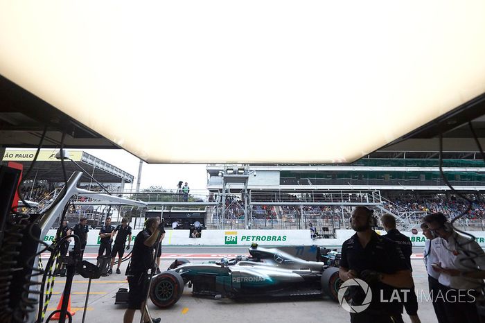 Valtteri Bottas, Mercedes AMG F1 W08,en pit lane