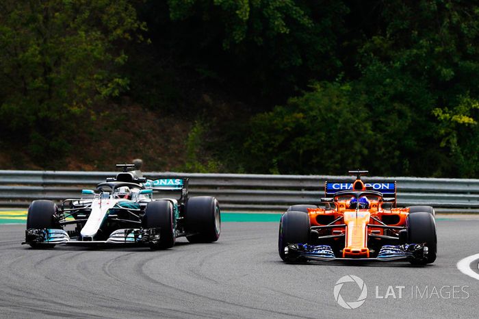 Fernando Alonso, McLaren MCL33, y Lewis Hamilton, Mercedes AMG F1 W09
