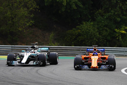 Fernando Alonso, McLaren MCL33, en Lewis Hamilton, Mercedes AMG F1 W09