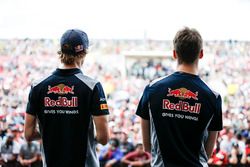 Daniil Kvyat, Scuderia Toro Rosso, Brendon Hartley, Scuderia Toro Rosso, en el escenario F1