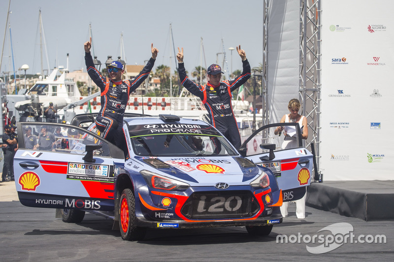 I vincitori Thierry Neuville, Nicolas Gilsoul, Hyundai Motorsport Hyundai i20 Coupe WRC